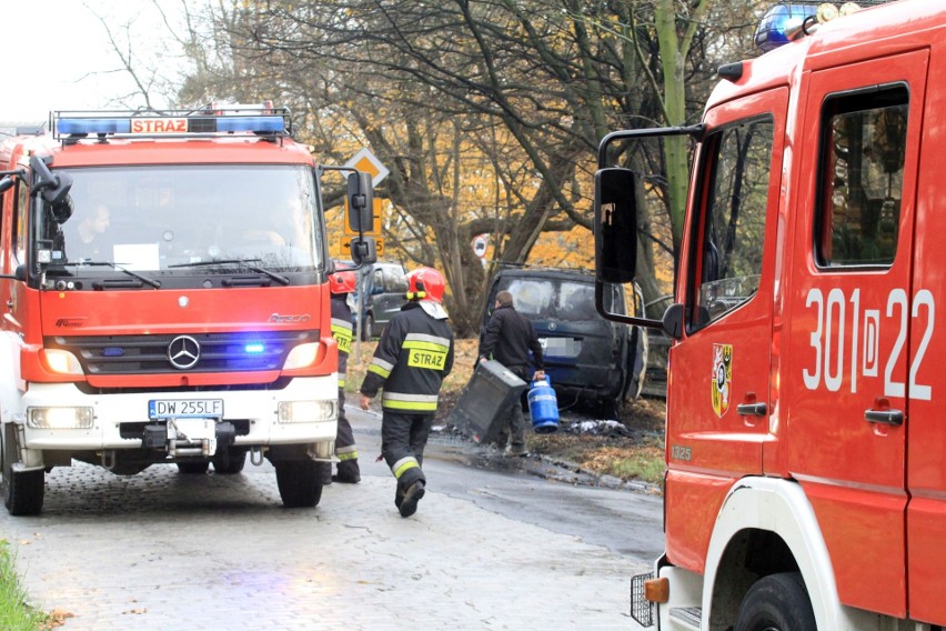 Na Mickiewicza spłonął mercedes. Duże utrudnienia w ruchu