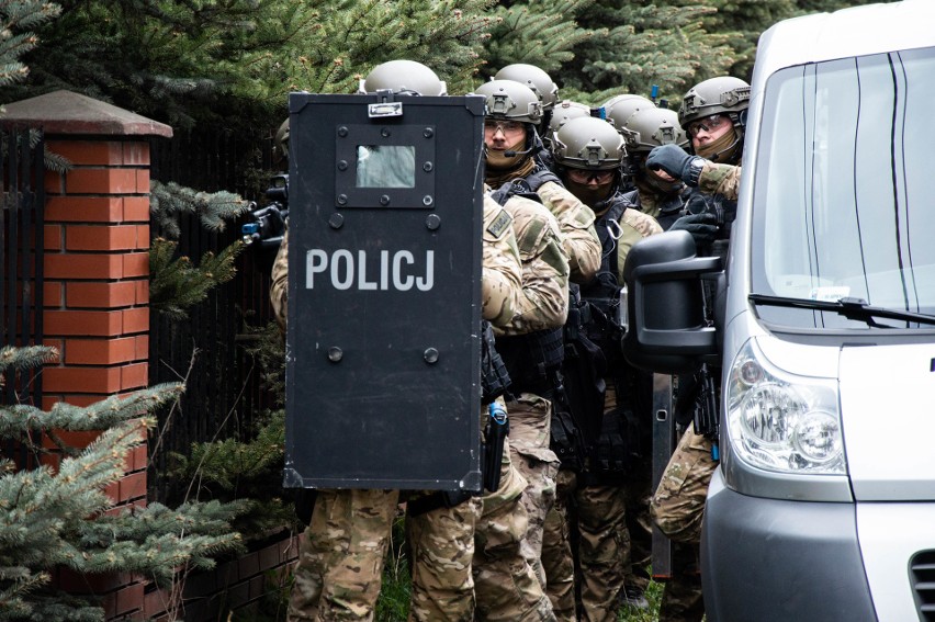 Na Bałutach w Łodzi odbyły się ćwiczenia antyterrorystów. Zobacz film i zdjęcia