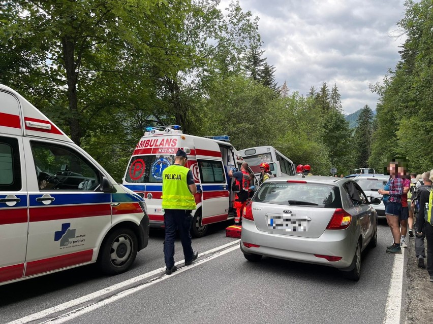 Podhale. Wypadek na drodze do Morskiego Oka. Bus zderzył się z osobówką. Droga jest już przejezdna