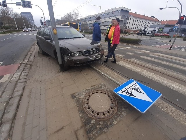 Wypadek koło akademików Kredka i Ołówek we Wrocławiu 12.04.2021