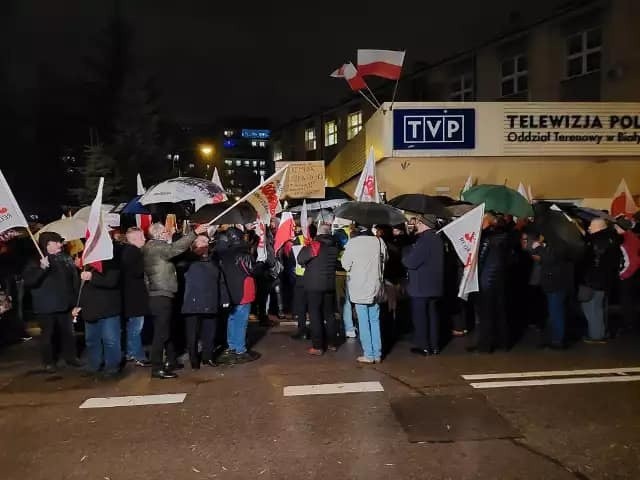 Protest pod siedzibą TVP 3 Białystok