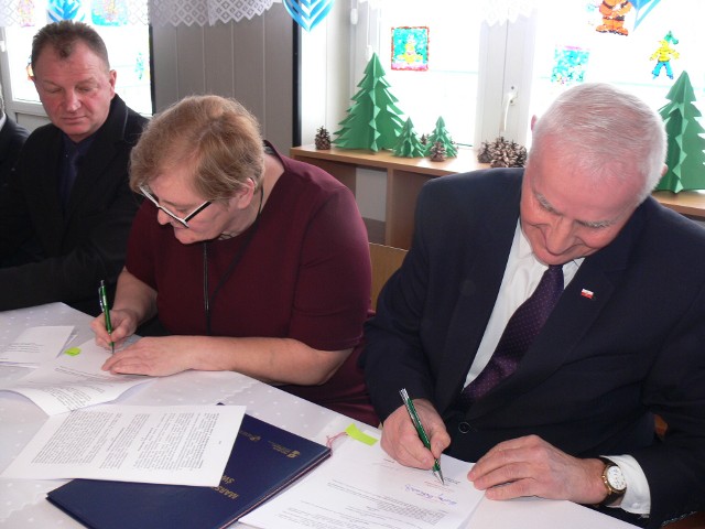 Od prawej umowę podpisują Marek Jońca, członek zarządu województwa świętokrzyskiego, Barbara Bielecka, dyrektor placówki. Z prawej Waldemar Maruszczak, prezes stowarzyszenia.