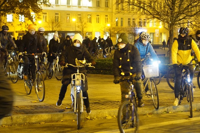 W środę, 25 listopada odbyła się już czwarta edycja akcji "Rowerem po aborcję". To jedna z odsłon protestów w związku z zaostrzeniem prawa aborcyjnego przez Trybunał Konstytucyjny. Uczestnicy przejechali na rowerach ulicami Poznania. Zobacz więcej zdjęć ---->