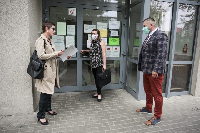 Posiedzenie aresztowe odbyło się w szpitalu psychiatrycznym. Przed wejściem do szpitala: prokurator Aleksandra Pryputniewicz, sędzia Joanna Hetnarowicz-Sikora, adwokat Dawid Jach.