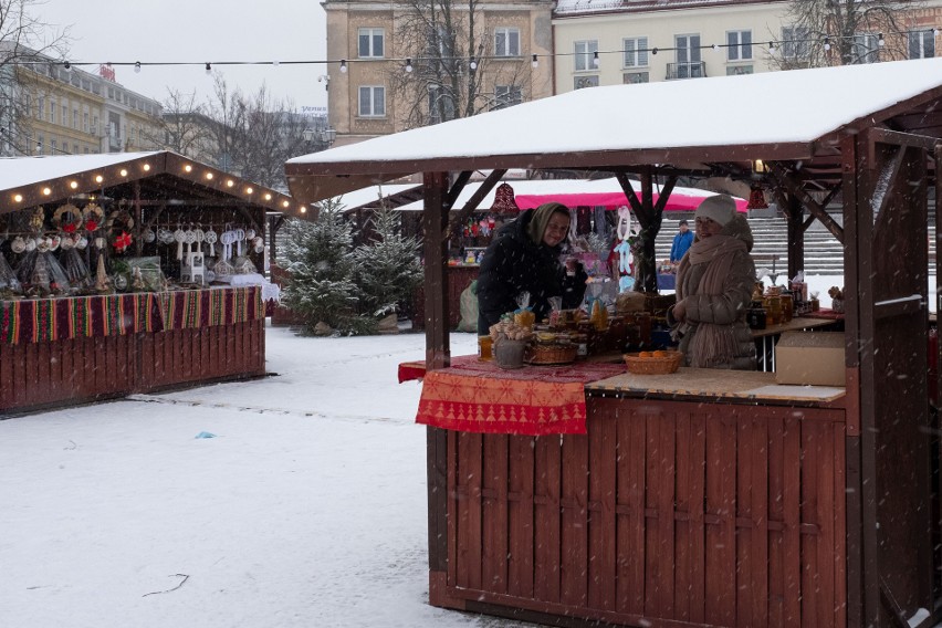 Jarmark Świąteczny w Białymstoku. Stoiska i kolorowe iluminacje wypełniły Rynek Kościuszki (zdjęcia)