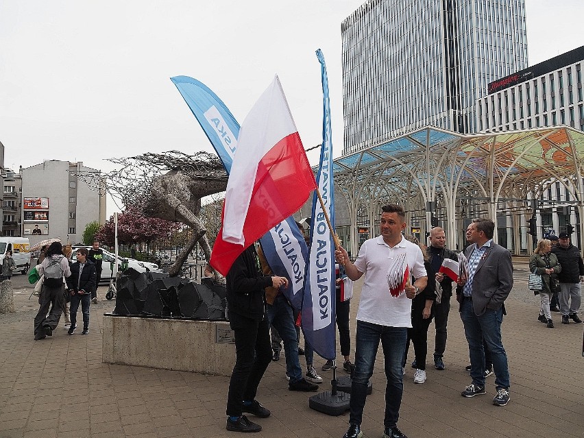 Dzień Flagi Rzeczpospolitej Polskiej. W Łodzi rozdawali biało-czerwone chorągiewki przy Centralu i Stajni Jednorożca. Zobaczcie zdjęcia