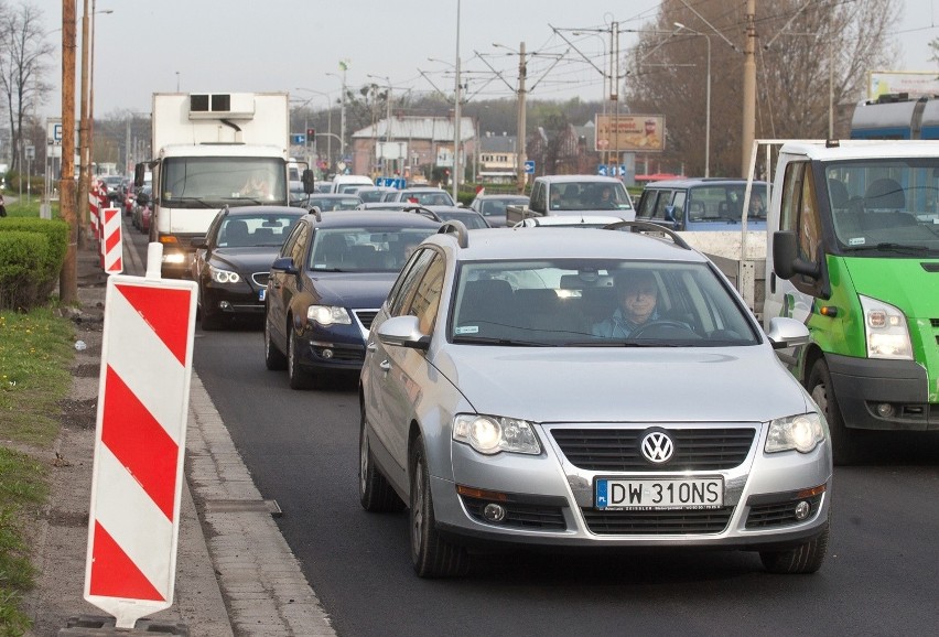 Ogromne korki na Lotniczej i Legnickiej w stronę centrum. Przez szybki remont (ZDJĘCIA)