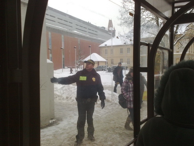 Ulica Gdanska - policja i municypalni zabezpieczają teren...