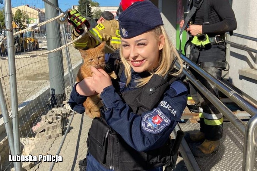 Mały rudzielec skradł serce policjantki