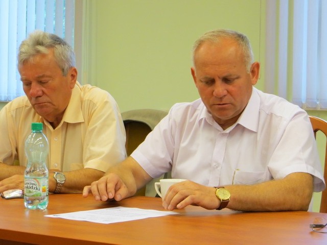 Tomasz Niesłuchowski (z lewej) rządzi gminą od 38 lat. Obok burmistrz Szprotawy Józef Rubacha.