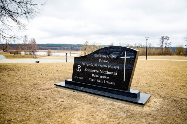 Pomnik Żołnierzy Niezłomnych wygląda jak nagrobek? Burmistrz Radosław Dobrowolski podziela opinię