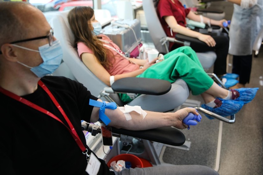 W Łodzi i województwie kończą się zapasy krwi czterech z ośmiu grup W poniedziałek - 14 sierpnia, na dawców czekają misie 
