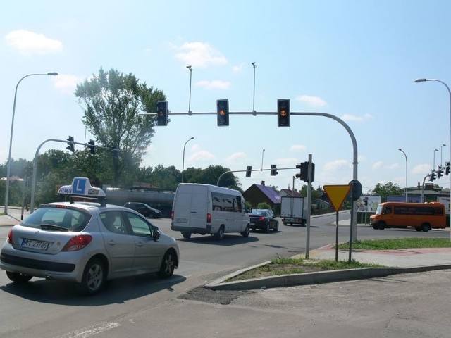 Wyjazd z ulicy podporządkowanej na skrzyżowanie ulic Sikorskiego, Mickiewicza i Wisłostrady w Tarnobrzegu z powodu nieczynnej sygnalizacji był bardzo trudny