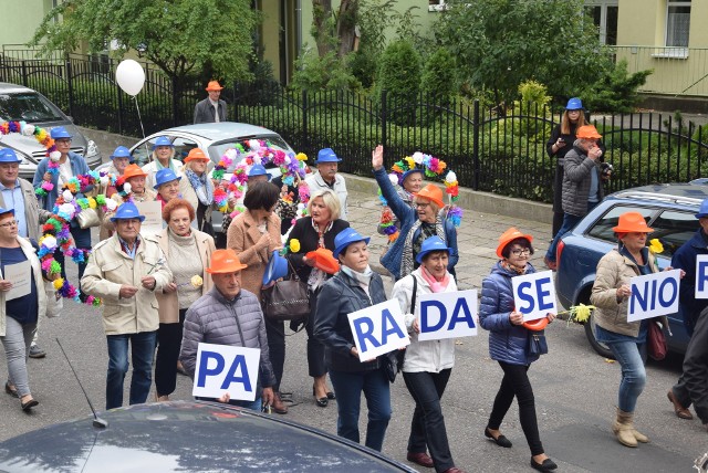 Seniorzy przemaszerowali w barwnym korowodzie z Rynku Staromiejskiego do parku Chrobrego.