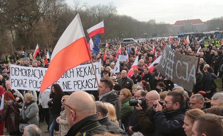 Manifestacja Komitetu Obrony Demokracji w Szczecinie