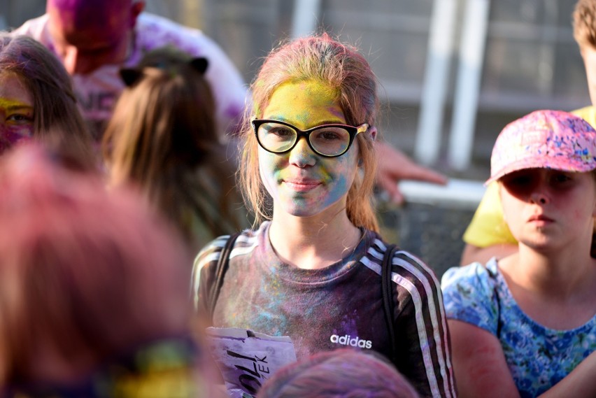 Holi Festival w Rudzie Śląskiej na zakończenie dni miasta. Kolorowy pył i setki uczestników zabawy ZDJĘCIA