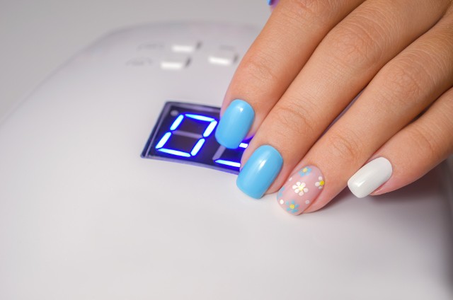 Blueberry milk nails to kolejna propozycja stylizacji paznokci na lato.