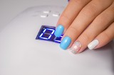 Blueberry milk nails to kolor, który zawojował świat beauty. Świetnie wygląda na paznokciach i podkreśli wakacyjną opaleniznę