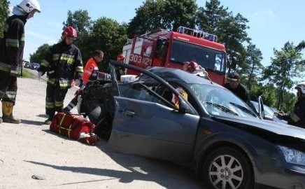 Ford z takim impetem uderzył w skodę, że ta dachowała.