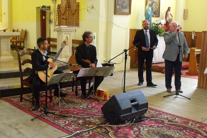 Wirtuozi gitar klasycznych z Włoch dali koncert w Lasocinie [ZDJĘCIA]      