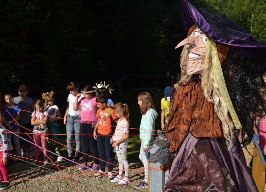 Dzieci z Kobylanki i Zagórzan na biwaku pod Łysulą próbowały pokonać wielką pajęczynę ...