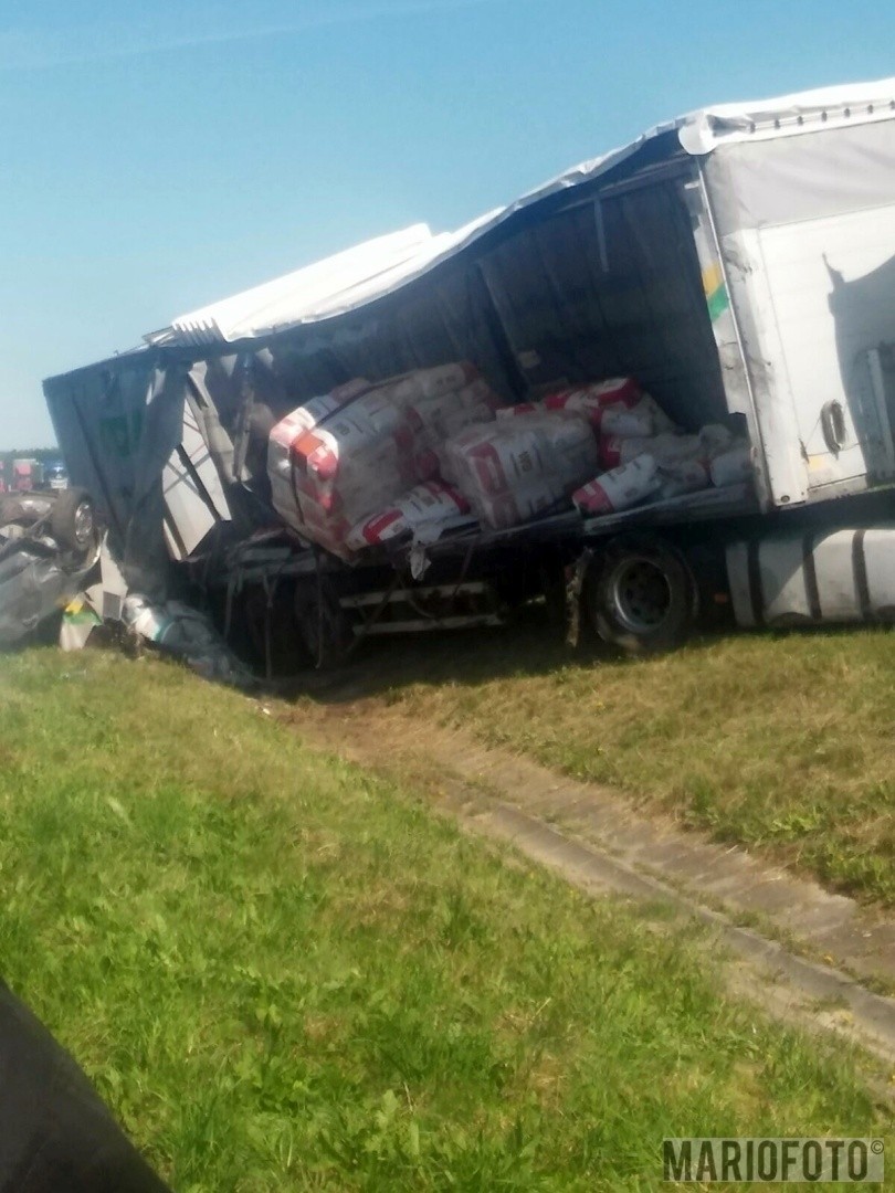 Kolizja na autostradzie A4. Ciężarówka i osobówka w rowie