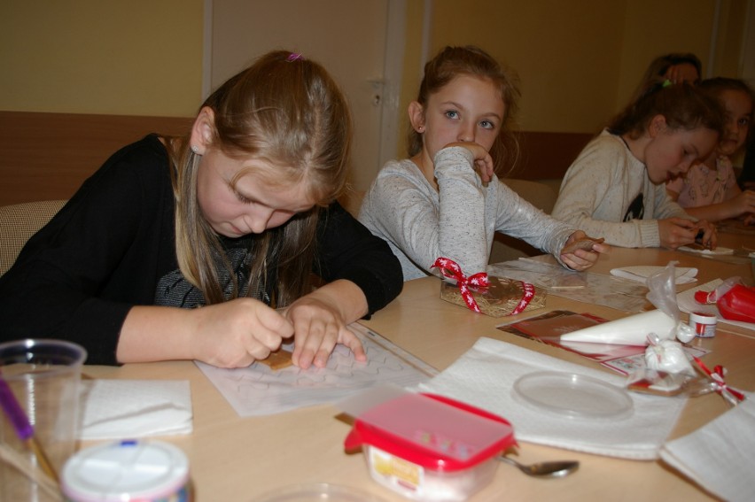 Dzieci z Gorlic malowały pierniki w barwach narodowych. To były niezwykłe warsztaty