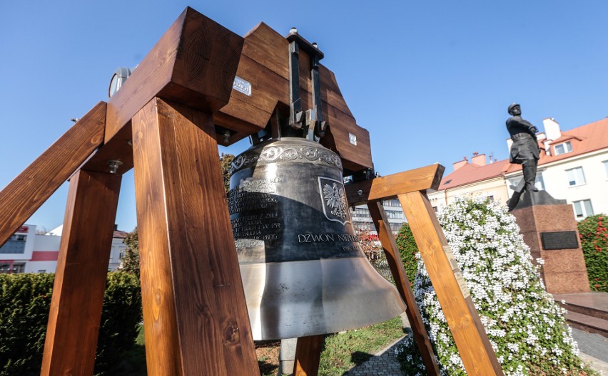 11 listopada 2018 roku dzwon został zawieszony na drewnianej...