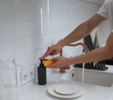 Sprzątanie mieszkania. Płyn do mycia naczyń nie tylko do talerzy