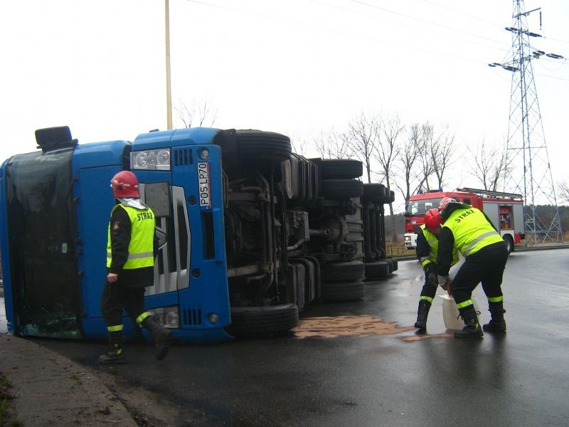 Wypadek tira w Świnoujściu...