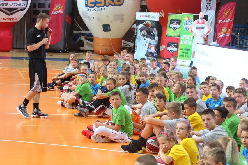 Marcin Gortat trenuje dzieci na Marcin Gortat Camp w...