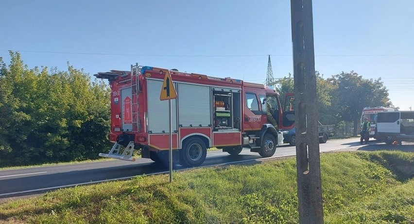 Wypadek w Gorzycach. Opel vivaro wpadł do rowu i uderzył w przepust drogowy. Ranny jest kierowca (ZDJĘCIA)