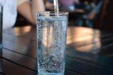 Pijesz wodę regularnie? Groźne konsekwencje braku odpowiedniego nawodnienia mogą Cię zaskoczyć!