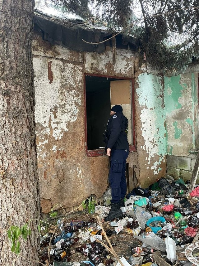 Według relacji policji, 40-latek ucieszył się, że zostanie odwieziony do więzienia. bo dzięki temu - jak twierdził - będzie mógł bezpiecznie przetrwać zimę