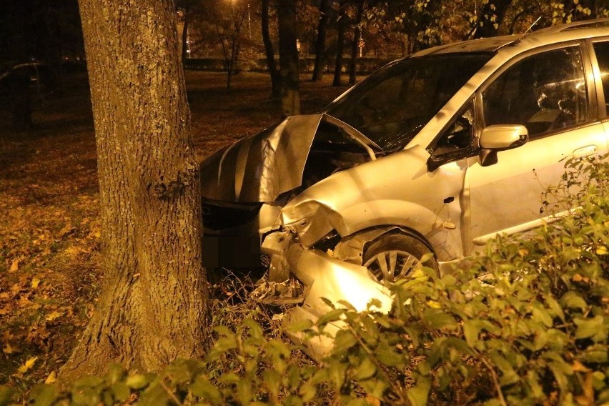 Na Osobowickiej samochód uderzył w drzewo (ZDJĘCIA)