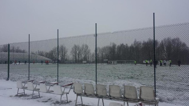 Łódzki Klub Sportowy pomimo opadów śniegu rozegrał i ostatecznie wygrał sparing z Bzurą Chodaków.