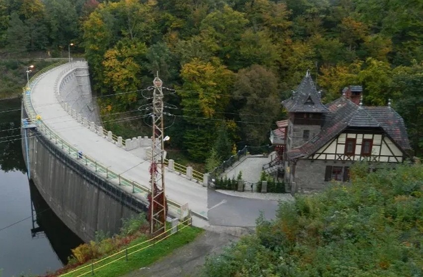 Perełka na sprzedaż. Można kupić wyjątkowy dom na najstarszej zaporze w Polsce (ZDJĘCIA)