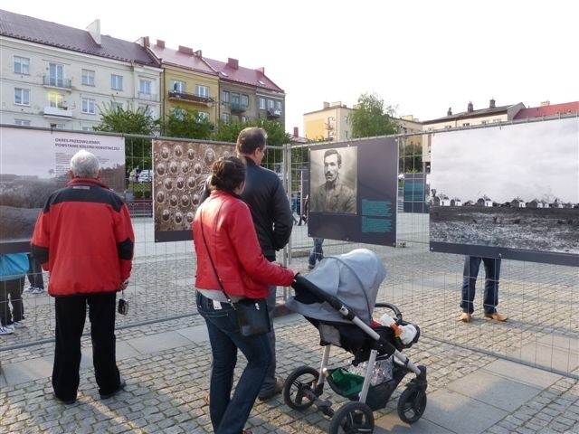 Wystawa wzbudziła zainteresowanie ostrowczan historią miasta.