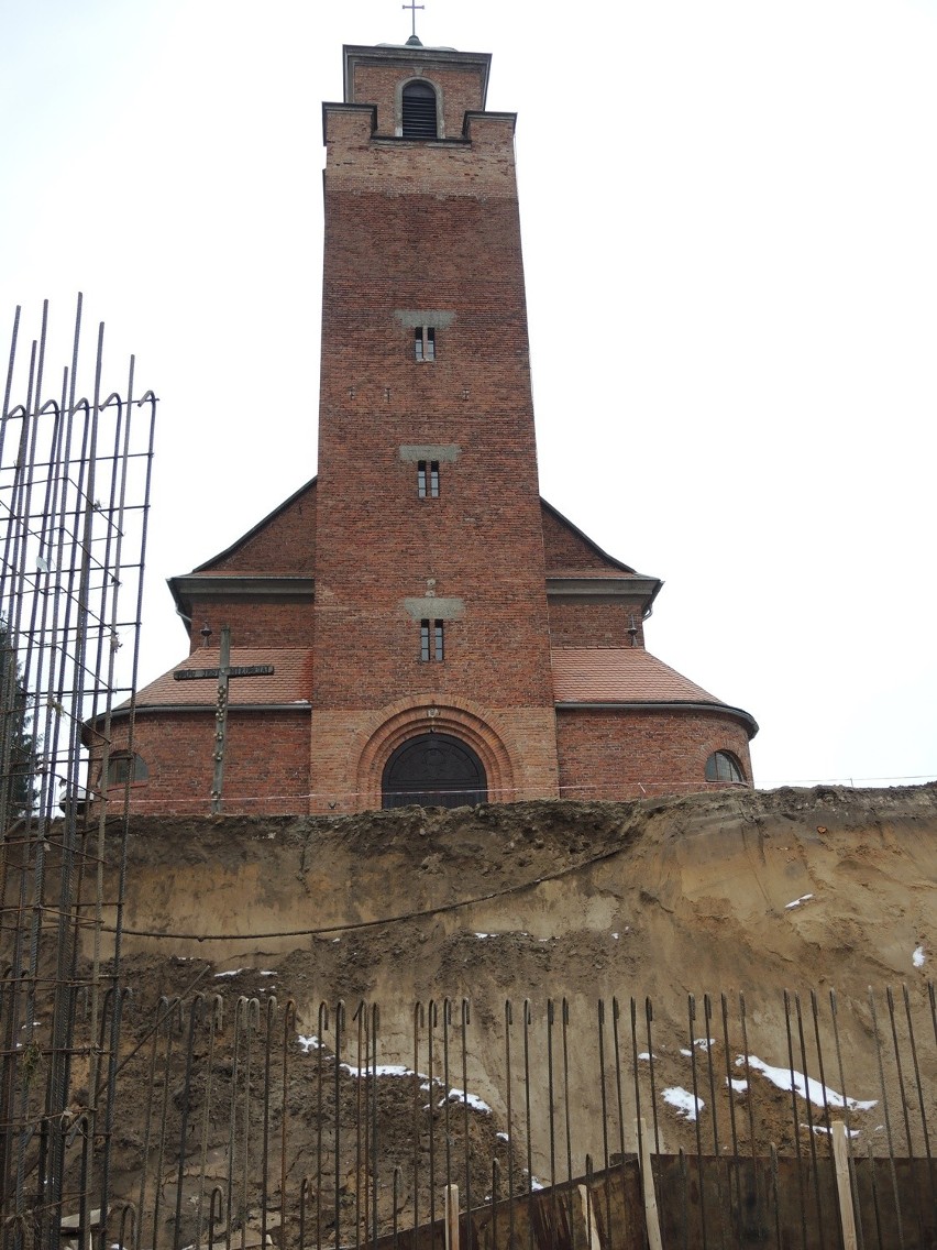 Budują grotę i schody przed kościołem w Zapceniu