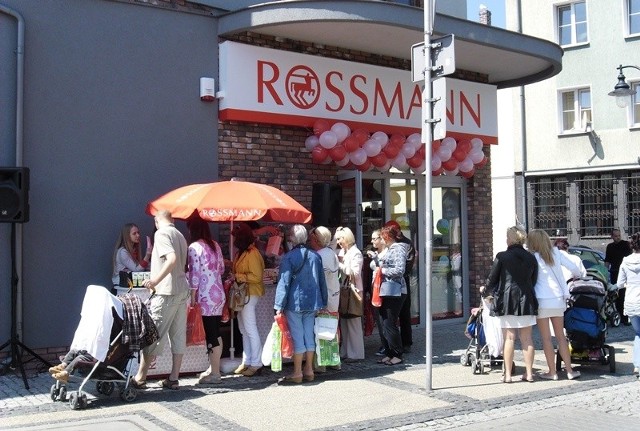 Drogerię sieci Rossmann otwarto w UstceWczoraj w sklepie Rossmann w Ustce za zakupy na kwotę minimum 5 złotych można było otrzymać upominek.