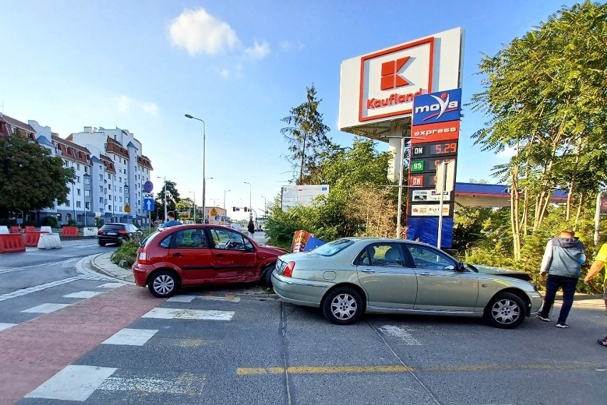 W wyniku wypadku, citroen wpadł na przejście dla pieszych i...