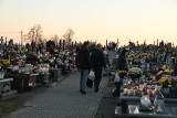 Groby na cmentarzu w Strawczynie już posprzątane. Mieszkańcy czekają na Wszystkich Świętych (ZDJĘCIA)