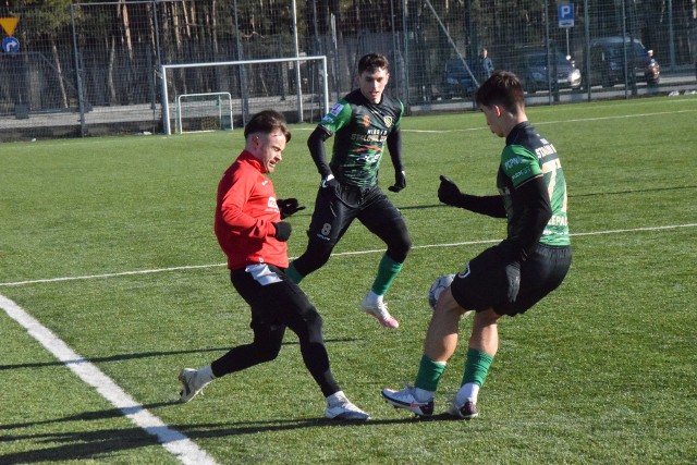 W sobotnim sparingu trzecioligowa Stal Stalowa Wola pokonała KS Wiązownica 3:1. Hat-trick ustrzelił Kamil Radulj, a zwycięstwo mogło być nawet bardziej okazała - ten sam zawodnik nie wykorzystał jednego rzutu karnego. Zobacz zdjęcia z tego meczu.