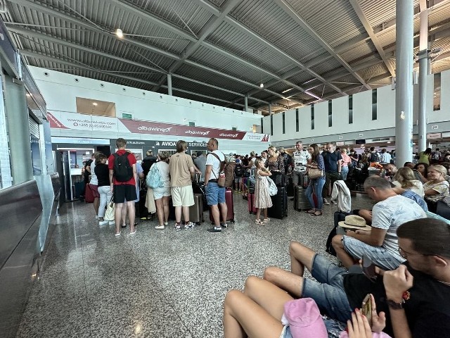 Lotnisko w Tiranie. Odprawa pasażerów lipcowego lotu do Radomia. 100 procent zajętych miejsc w samolocie „tam”, 100 procent zajętych miejsc „z powrotem” w samolocie Boeing 737, który zabiera na pokład 186 pasażerów.