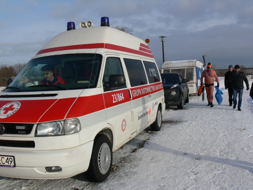 47 uczestników IV Zimowej Przeprawy Wisły Wpław w Sandomierzu. Morsom nie przeszkodził śnieg i zimny wiatr