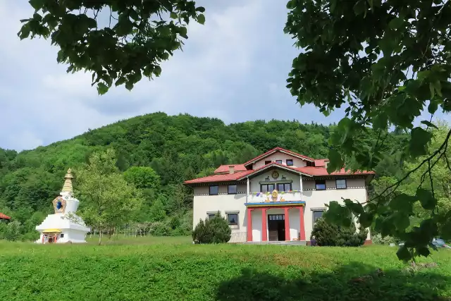 Buddyjski ośrodek na Dolnym Śląsku znajduje się w małej wiosce u podnóży Góry Stołowych. W Darnkowie znajduje się Gompa Drophan Ling orz Stupa