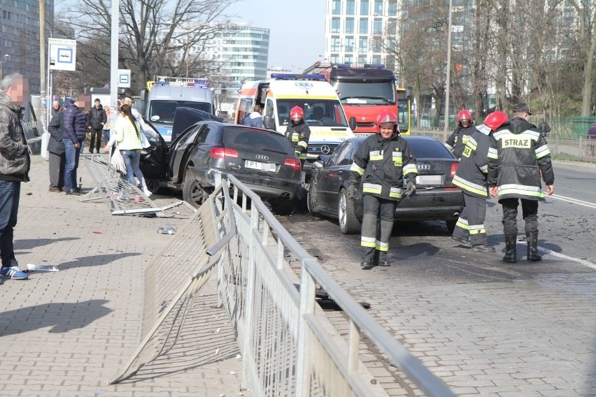 Wrocław: Wypadek na ul. Suchej. Dwa auta zderzyły się przy dworcu PKP (ZDJĘCIA)