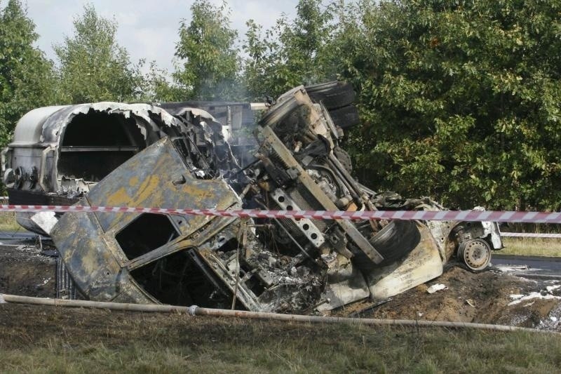 Wypadek karetki i cysterny. Auta spłonęły. Zwęglone zwłoki w karetce [ZDJĘCIA, FILMY]