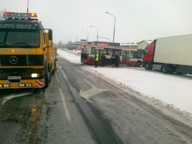 Autobus wpadł w poślizg i zatrzymał się na pasie oddzielającym jezdnie.