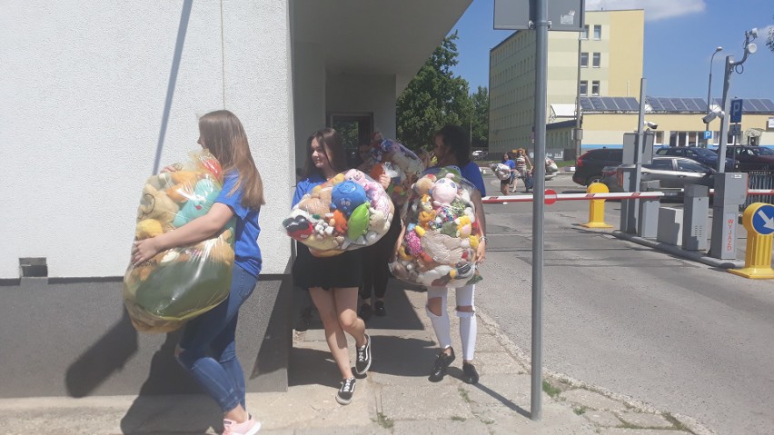 Pogotowie Ratunkowe w Radomiu zyskało ponad tysiąc maskotek dla małych pacjentów